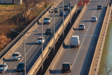 Gürcistan, Tiflis - 31 Aralık 2021: Şehir caddesinde trafik.
