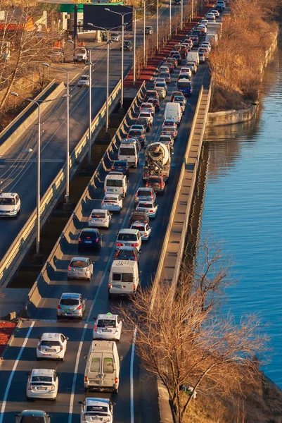 Gürcistan, Tiflis - 12 Şubat 2022: Şehir caddesinde trafik.