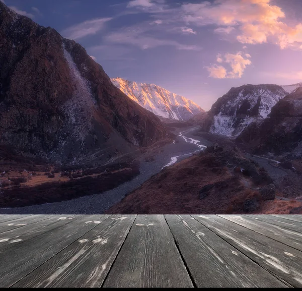 마지막 카프카스 산맥의 자연의 야외에 탁자가 보인다 — 스톡 사진
