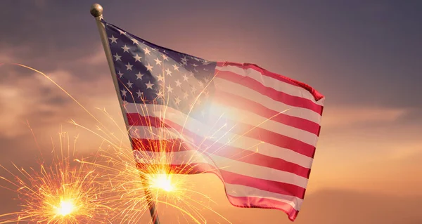 Amerikaanse Viering Usa Vlag Fonkelaars Bij Zonsondergang Juli Onafhankelijkheidsdag Celebration — Stockfoto