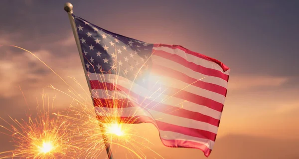 Amerikan Kutlaması - Usa Bayrağı ve Maytap Gün batımında, 4 Temmuz, Bağımsızlık Günü, Kutlama Konsepti.