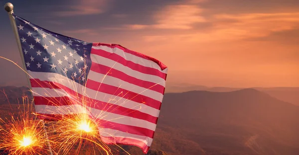 Amerikanische Feier Flagge Und Wunderkerzen Bei Sonnenuntergang Juli Unabhängigkeitstag Feierkonzept — Stockfoto