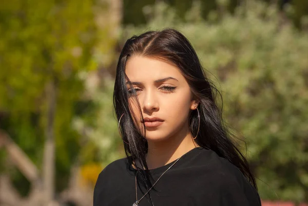 Menina Adolescente Bonito Posando Parque Cidade Noite Primavera — Fotografia de Stock