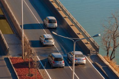 Gürcistan, Tiflis - 12 Şubat 2022: Şehir caddesinde trafik.