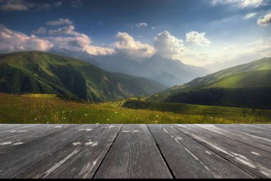 Kafkas dağlarında renkli bir yer. Boş ahşap masalı güzel bir açık hava sahnesi. Doğal şablon manzarası.