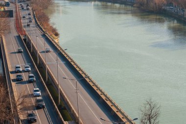 Gürcistan, Tiflis - 31 Aralık 2021: Şehir caddesinde trafik.