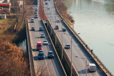 Gürcistan, Tiflis - 30 Aralık 2021: Şehir caddesinde trafik.