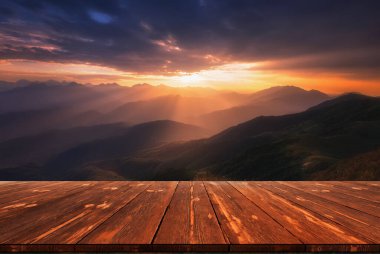 Boş ahşap masa ile Kafkaslar 'ın tepesinde gün doğumu. Doğal şablon manzarası.
