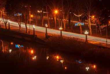 Gürcistan, Tiflis - 30 Aralık 2021: Geceleri trafik.