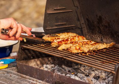 Lezzetli ızgara biftekler. Seçici odak ile çekim.