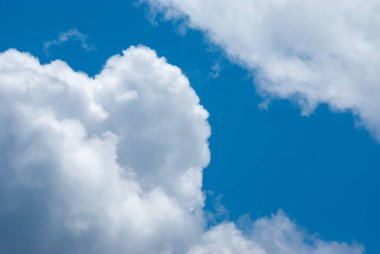 Bulutlu mavi gökyüzü arkaplanı. Doğal arkaplan.