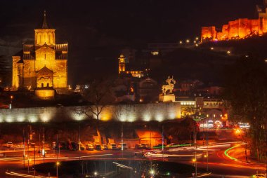 Gürcistan, Tiflis - 30 Aralık 2021: Tiflis 'teki Metekhi Kilisesi.