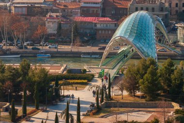 Gürcistan, Tiflis - 31 Aralık 2021: Tiflis 'teki Barış Köprüsü' nde insanlar yürüyor.