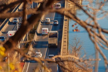 Gürcistan, Tiflis - 12 Şubat 2022: Şehir caddesinde trafik.
