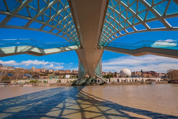 Geórgia Tbilisi Abril 2020 Ponte Paz Sobre Rio Kura Tbilisi — Fotografia de Stock