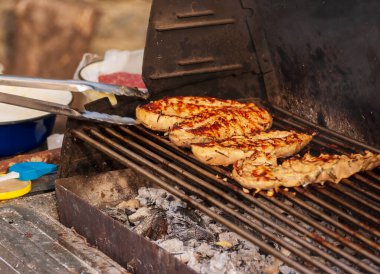 Lezzetli ızgara biftekler. Seçici odak ile çekim.