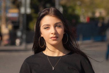 Eski Avrupa şehrinin sokaklarındaki güzel genç kız. Seyahat.