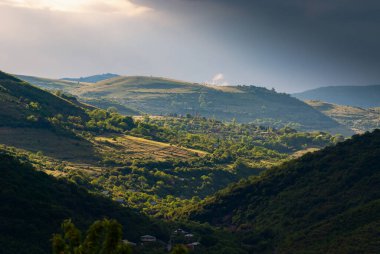 Kafkasya dağlarında güzel bir yaz manzarası.