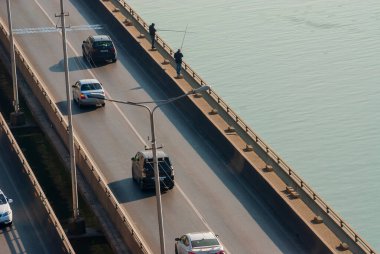 Gürcistan, Tiflis - 30 Aralık 2021: Şehir caddesinde trafik.