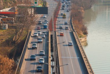 Gürcistan, Tiflis - 30 Aralık 2021: Şehir caddesinde trafik.