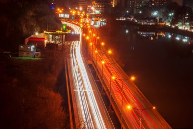 Gürcistan, Tiflis - 30 Aralık 2021: Geceleri trafik.