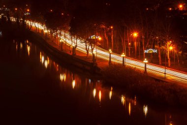 Gürcistan, Tiflis - 30 Aralık 2021: Geceleri trafik.