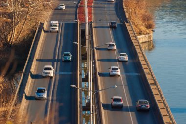 Gürcistan, Tiflis - 12 Şubat 2022: Şehir caddesinde trafik.