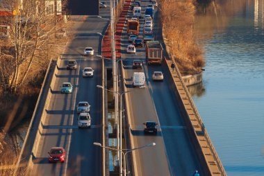 Gürcistan, Tiflis - 12 Şubat 2022: Şehir caddesinde trafik.