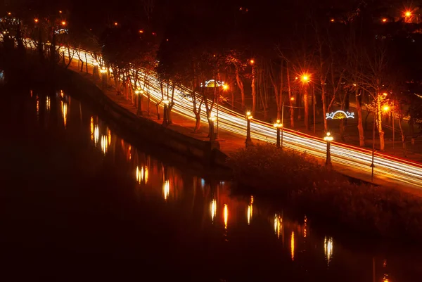 Gürcistan, Tiflis - 30 Aralık 2021: Geceleri trafik.