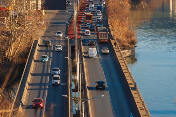 Gürcistan, Tiflis - 12 Şubat 2022: Şehir caddesinde trafik.