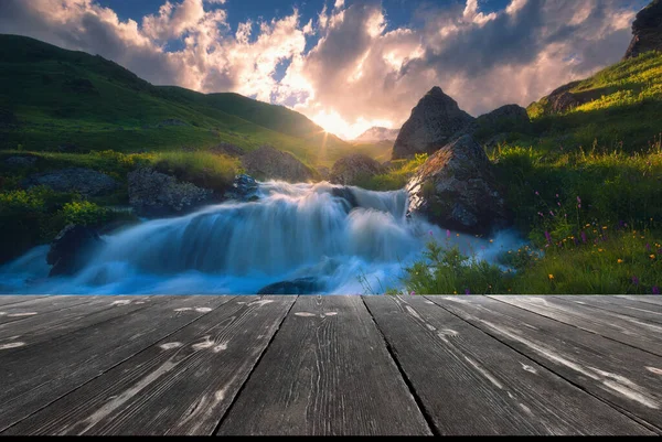 Pôr Sol Sobre Rio Montanha Rápida Com Ponte Madeira Vazia — Fotografia de Stock