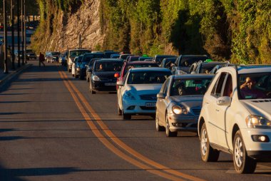 Gürcistan, Tiflis - 14 Eylül 2022: Şehir caddesinde trafik.