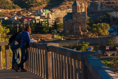 Gürcistan, Tiflis - 14 Eylül 2022: Güzel bir günde şehir manzarasının tadını çıkaran turistler,