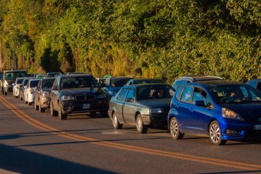 Gürcistan, Tiflis - 14 Eylül 2022: Şehir caddesinde trafik.