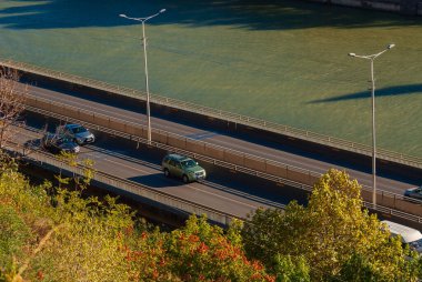 Gürcistan, Tiflis - 14 Eylül 2022: Şehir caddesinde trafik.
