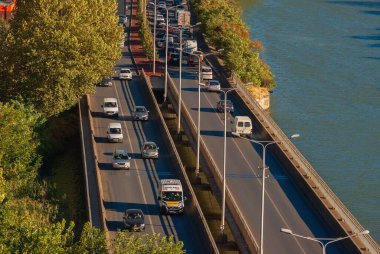 Gürcistan, Tiflis - 14 Eylül 2022: Şehir caddesinde trafik.