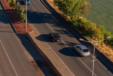 Gürcistan, Tiflis - 14 Eylül 2022: Şehir caddesinde trafik.