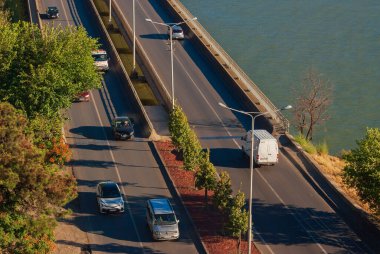Gürcistan, Tiflis - 14 Eylül 2022: Şehir caddesinde trafik.