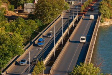 Gürcistan, Tiflis - 14 Eylül 2022: Şehir caddesinde trafik.