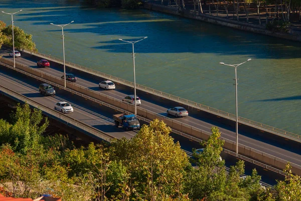 Gürcistan, Tiflis - 14 Eylül 2022: Şehir caddesinde trafik.
