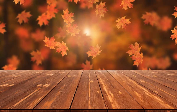 淡淡的秋色 空旷的木桌 使秋色一片模糊 — 图库照片