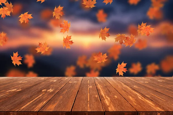 Paesaggio Autunnale Sfocato Idilliaco Con Foglie Autunnali Tavolo Legno Vuoto — Foto Stock