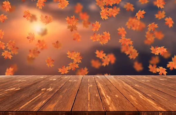 Idyllische Verschwommene Herbstlandschaft Mit Fallendem Laub Und Leerem Holztisch — Stockfoto