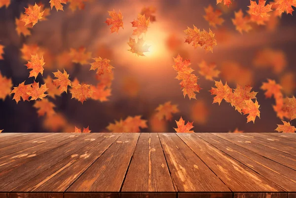 Idyllische Verschwommene Herbstlandschaft Mit Fallendem Laub Und Leerem Holztisch — Stockfoto