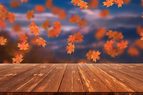 紅葉と空の木のテーブルと牧歌的なぼやけた秋の風景 — ストック写真
