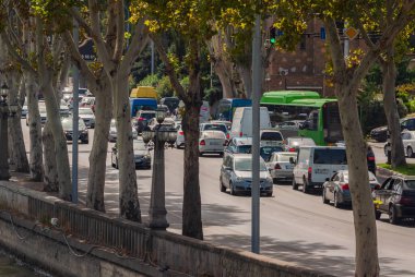 Gürcistan, Tiflis - 17 Eylül 2022: Şehir caddesinde trafik.