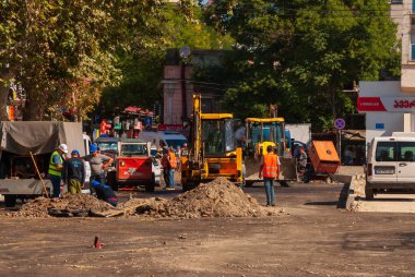 Gürcistan, Tiflis - 17 Eylül 2022: İnşaatçılar. İşçi inşaat süreci.