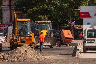 Gürcistan, Tiflis - 17 Eylül 2022: İnşaatçılar. İşçi inşaat süreci.