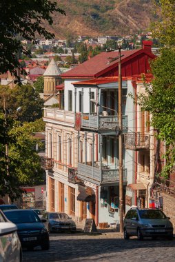 Gürcistan, Tiflis - 17 Eylül 2022: Tiflis 'in tarihi bölgesinde balkonlu evler. Georgia mı? Akşam Manzarası. Gün batımında eski güzel kasaba.