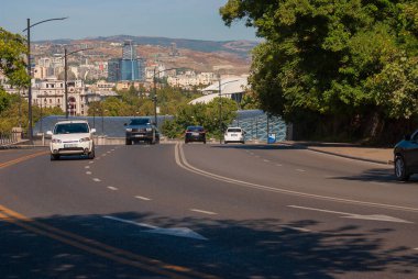 Gürcistan, Tiflis - 17 Eylül 2022: Şehir caddesinde trafik.